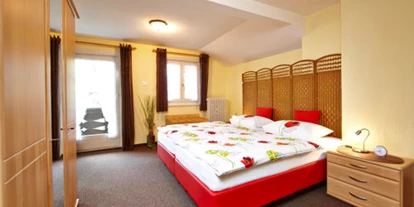 Pensionen - Umgebungsschwerpunkt: Stadt - Gröben (Berwang) - Junior-Suite Zugspitze - Schlafzimmer - Gästehaus im Winkel