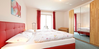 Pensionen - Kühlschrank - Oberbayern - Junior-Suite Dreitorspitze - Schlafzimmer 1 - Gästehaus im Winkel