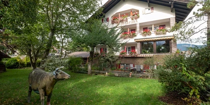 Pensionen - Umgebungsschwerpunkt: Fluss - Krün - Gartenansicht  - Gästehaus Alpenkranz