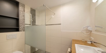 Pensionen - Umgebungsschwerpunkt: Stadt - Dusche/WC Beispiel - Hotel Garni Alpengruß