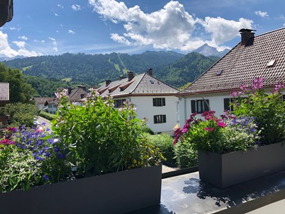 Pensionen - Umgebungsschwerpunkt: Berg - Aussicht aus den Balkonzimmern - Hotel Garni Alpengruß