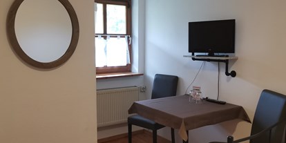 Pensionen - Kühlschrank - Bayern - Doppelzimmer mit getrennten Betten im 1.Stock Zimmer Nr.10 Gartenseite - Pension Zur Nachtigall