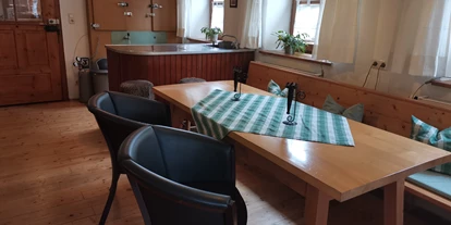 Pensionen - WLAN - Eichendorf - Schenke und Stammtisch in unserer Gaststube/Frühstücksraum im Erdgeschoss - Pension Zur Nachtigall