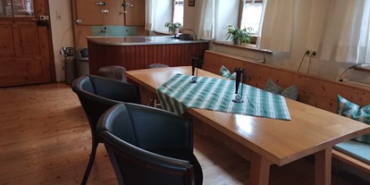 Pensionen - Umgebungsschwerpunkt: Stadt - Oberschneiding - Schenke und Stammtisch in unserer Gaststube/Frühstücksraum im Erdgeschoss - Pension Zur Nachtigall