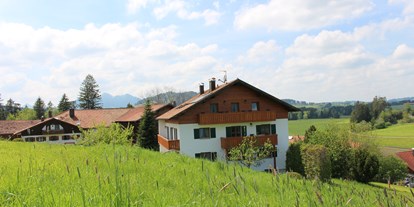 Pensionen - Umgebungsschwerpunkt: Berg - Zöblen - Bauernhof Hefele: Unser Gästehaus: Morgensonne genießen - Ferienhof Hefele