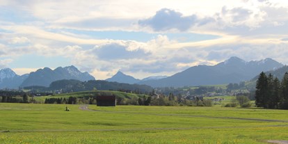 Pensionen - Garten - Steig - Bauernhof Hefele: Blick von Hopferwald Richtung Hopferau - Ferienhof Hefele