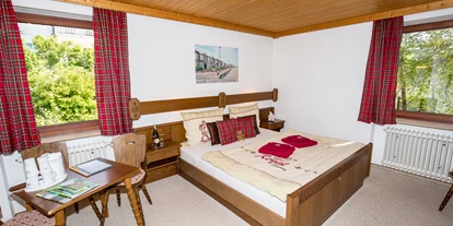 Pensionen - Balkon - Neukirchen vorm Wald - unser Familienzimmer "Portobello" mit Doppelbett und Doppelstockbett - The Scottish Highlander Guesthouse