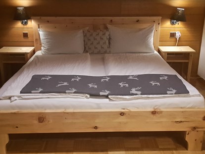 Pensionen - Kühlschrank - Mittenwald - unsere neuen Zirben Betten laden Sie zum Wohlfühlen in den Zimmern ein - Villa Claudia