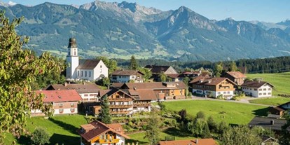 Pensionen - Umgebungsschwerpunkt: Berg - Zöblen - Unser Ort
im Hintergrund das Illertal - Pension Zum Engel