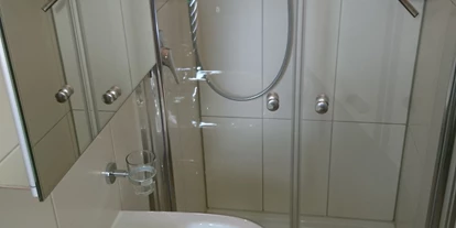 Pensionen - Skiverleih - Unken - Badezimmer Doppelzimmer mit Balkon - Pension Bergblick