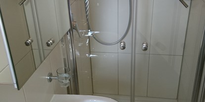 Pensionen - Skiverleih - Aglassing - Badezimmer Doppelzimmer mit Balkon - Pension Bergblick