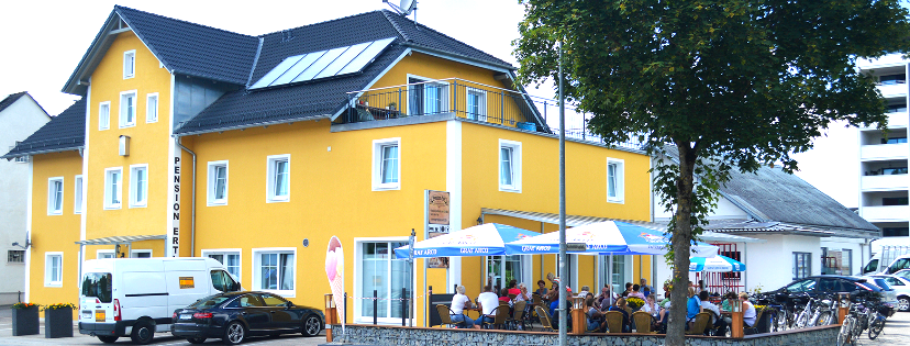 Frühstückspension - Aussenansicht mit Blick auf unser Café und Pension - Pension Ertl