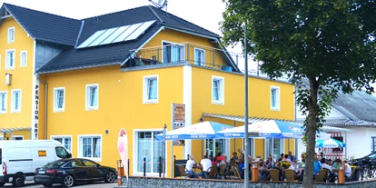 Pensionen - Garage für Zweiräder - Eichendorf - Aussenansicht mit Blick auf unser Café und Pension - Pension Ertl