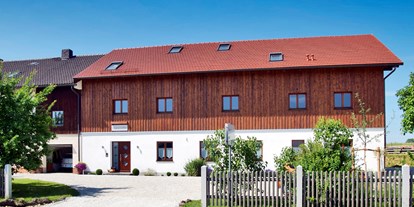Pensionen - Garage für Zweiräder - Haag in Oberbayern - Außenansicht Landhof - Pension Kramerhof