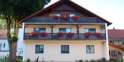 Pensionen - Balkon - Höttingen - Süd-Ansicht unseres Gasthofes - Gasthof Zur Linde