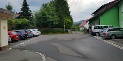 Pensionen - Garten - Warmensteinach - Parkplätze - Gruppenferienhäuser & Hotel-Pension Dressel