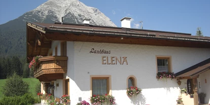 Pensionen - Parkplatz: kostenlos bei der Pension - Thaur - Landhaus Elena in Leutasch/Seefeld/Tirol
