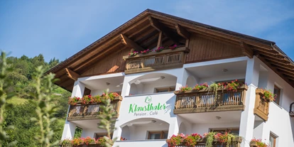 Pensionen - Terrasse - Blumau (Trentino-Südtirol) - Unser kleiner Familienbetrieb in Mölten auf 1140 m  ist ein idealer Urlaubsort für Biker, Wanderer und Natur Liebhaber, groß und klein. Das schöne Wandergebiet auf dem Salten mit schönen Almwiesen und Almhütten bis zu den Stoanernen Mandlen. Die Pension ist ruhig gelegen zwischen Bauernhöfen und Wiesen.  - Pension Klausthaler 