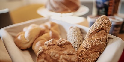 Pensionen - weitere Verpflegungsmöglichkeiten: Nachmittagskaffee - Fulpmes - Frühstück - frisches Gebäck von der Dorfbäckerei - Gästehaus Schwaninger