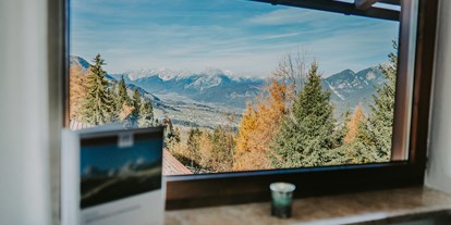 Pensionen - weitere Verpflegungsmöglichkeiten: Nachmittagskaffee - Fulpmes - Panoramazimmer - Ausblick in das Tiroler Inntal - Gästehaus Schwaninger