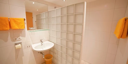 Pensionen - Langlaufloipe - Rußbachsaag - Badezimmer mit Dusche im Doppelzimmer mit Balkon - B&B Landhaus Vierthaler