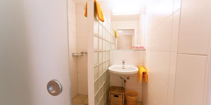 Pensionen - Kühlschrank - Gröbming - Badezimmer mit Dusche im Familienzimmer für 2 Erwachsene + 1 Kind mit Balkon - B&B Landhaus Vierthaler