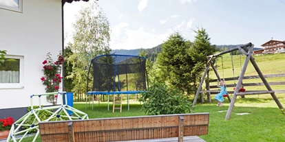 Pensionen - Kühlschrank - Gröbming - Spielplatz mit Trampolin, Schaukel und kleinem Fussballplatz im Landhaus Vierthaler in Filzmoos, B&B - B&B Landhaus Vierthaler