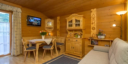 Pensionen - Kössen - Wohn-Esszimmer im App.Wildseeloder - Gästehaus Neumayer