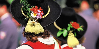 Pensionen - Kössen - Tiroler Maketenderinnen in Tracht! - Gästehaus Neumayer