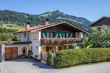 Frühstückspension: Gästehaus Neumayer alpine**sports**appartements, Hausansicht von Süden - Sommeransicht! - Pension Neumayer