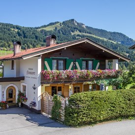 Frühstückspension: Gästehaus Neumayer alpine**sports**appartements, Hausansicht von Süden - Sommeransicht! - Pension Neumayer