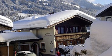 Pensionen - Tiroler Unterland - Winteransicht - Gästehaus Neumayer alpine**sports**appartements - Pension Neumayer