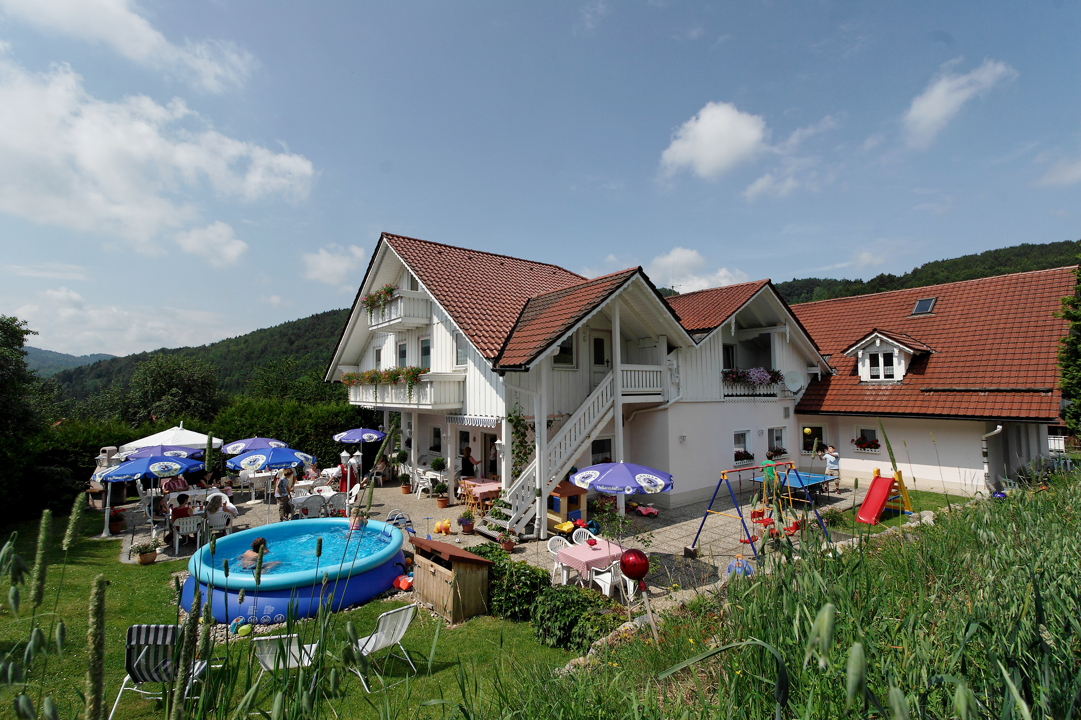 Pensionen - Ostbayern - Pool mit Biergarten - Landpension & Gasthaus Monika