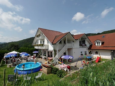 Frühstückspension: Pool mit Biergarten - Landpension & Gasthaus Monika