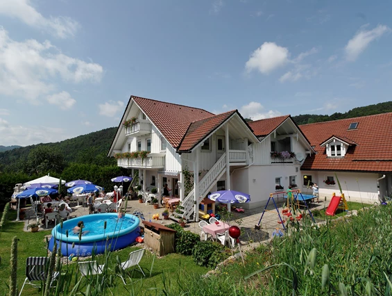 Frühstückspension: Pool mit Biergarten - Landpension & Gasthaus Monika