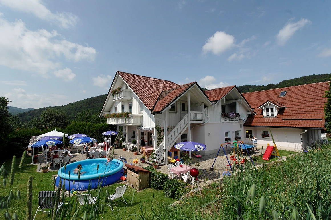 Frühstückspension: Pool mit Biergarten - Landpension & Gasthaus Monika