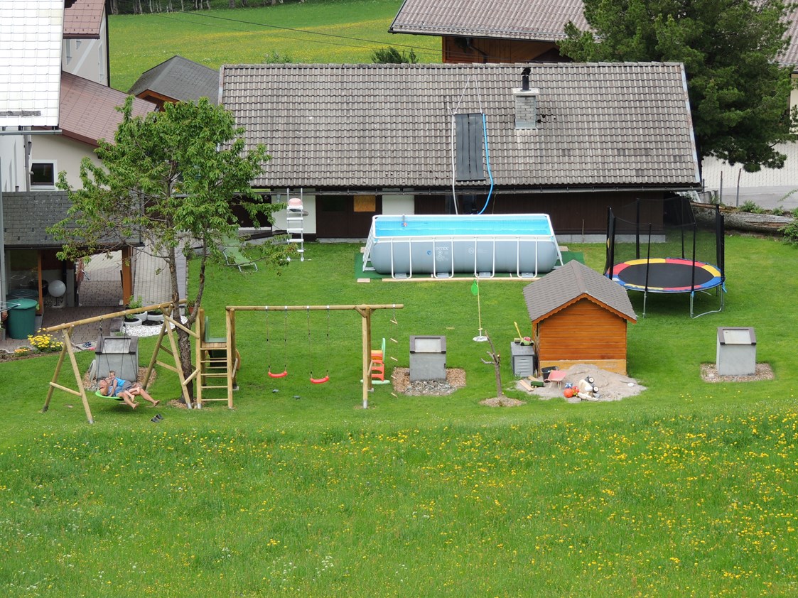 Frühstückspension: Spielplatz für die Kinder
In den Sommer Monaten steht ein Pool zur Verfügung - Ferienwohnungen Haus Bergfried