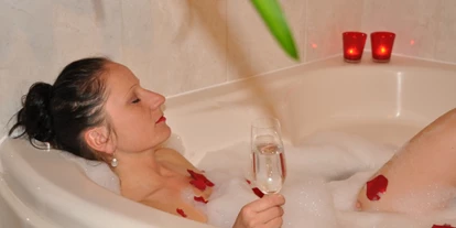 Pensionen - Art der Pension: Frühstückspension - Seewalchen am Attersee - Ferienwohnungen/Suiten: Whirlpool im Badezimmer - Appartementhaus Grill