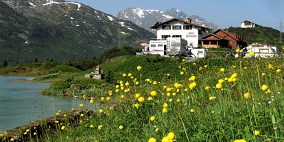 Pensionen - Garten - St. Gallenkirch - Blick mit See - Haus Zeinissee
