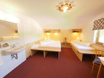 Haus Zeinissee Zimmerkategorien Dreibettzimmer  mit See- und Bergblick 