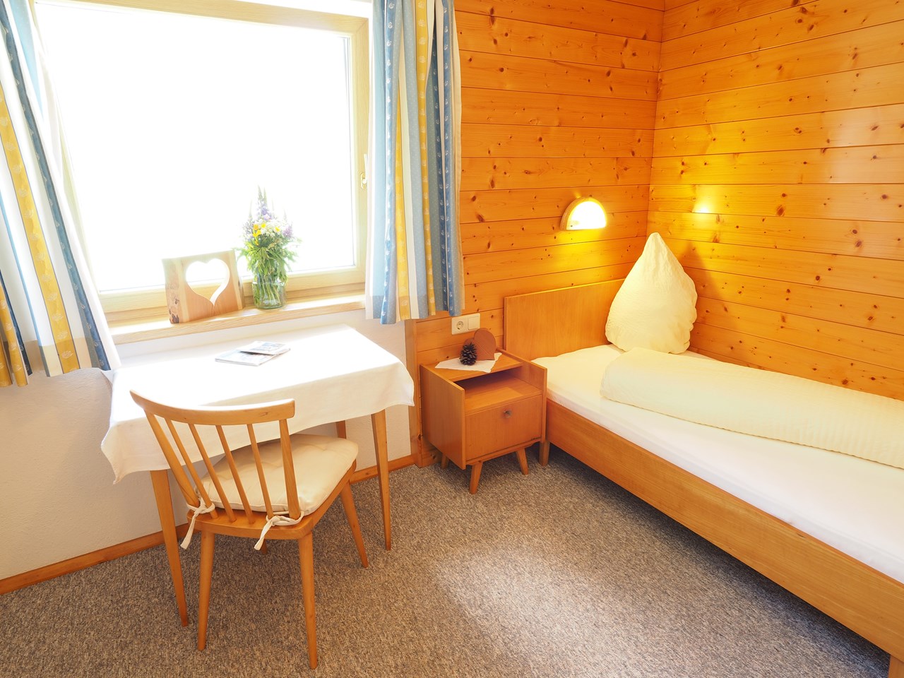 Haus Zeinissee Zimmerkategorien Einbettzimmer 2. Etage mit See- und Bergblick 