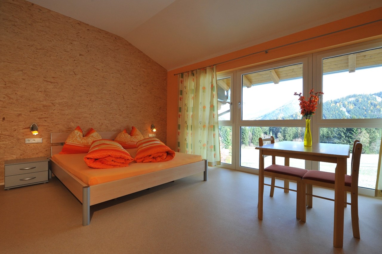 Landhaus Eppacher Zimmerkategorien Oranges Komfortzimmer