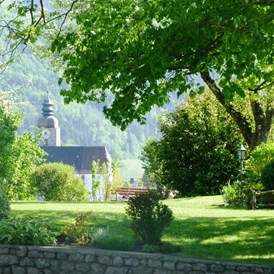 Frühstückspension: Gartenbereich mit Aussicht auf Ortszentrum - Lehnerhof