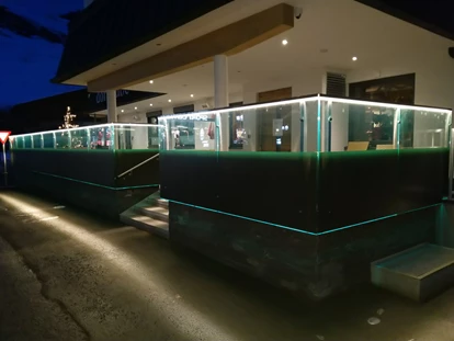 Pensionen - Parkplatz: kostenlos bei der Pension - St. Anton am Arlberg - Beleuchtete Terrasse. Pension Dorfstube zentraler Ausgangspunkt für viele Wanderungen.
Entspannung und kulinarischer Genuß beim Abendessen. - Gasthof-Pension-Dorfstube