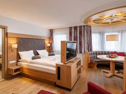Pensionen - Parkplatz: kostenlos bei der Pension - St. Anton am Arlberg - Wohlfühlkomfort-Doppelbettzimmer Turm-Junior-Suite in der Dorfstube im Lechtal. - Gasthof-Pension-Dorfstube