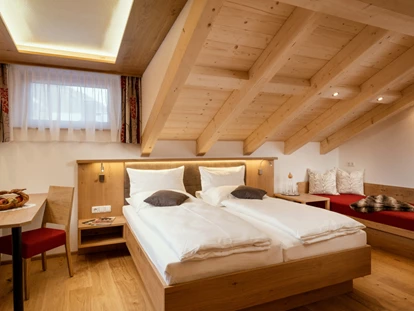 Pensionen - Parkplatz: kostenlos bei der Pension - St. Anton am Arlberg - Rollstuhltaugliches Zimmer mit großem Badezimmer und Rollstuhlgerechter Toilette. - Gasthof-Pension-Dorfstube