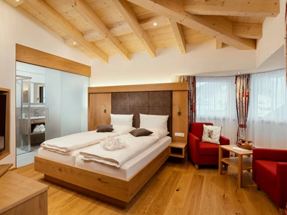 Pensionen - Parkplatz: kostenlos bei der Pension - St. Anton am Arlberg - Turmerker Junior-Suite mit sehr gutem Rundumblick und eigenem Balkon. - Gasthof-Pension-Dorfstube