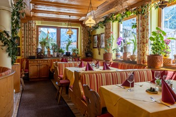 Frühstückspension: Restaurant der Gäste-Pension Dorfstube in Holzgau. - Gasthof-Pension-Dorfstube