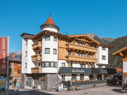 Pensionen - Parkplatz: kostenlos bei der Pension - St. Anton am Arlberg - Außenansicht der Gästepension in Holzgau. Zentrale Lage und idealer Ausgangspunkt für unterschiedliche Unternehmungen im Ort und in der Region. - Gasthof-Pension-Dorfstube