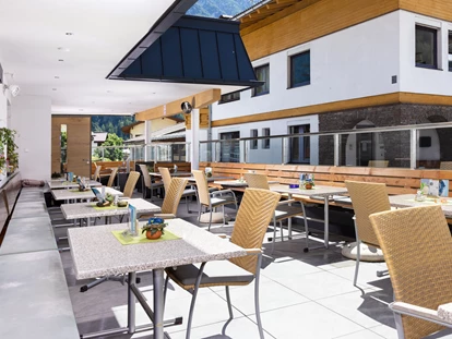 Pensionen - Parkplatz: kostenlos bei der Pension - St. Anton am Arlberg - Sonnenterrasse der Gästepension Dorfstube in Holzgau. - Gasthof-Pension-Dorfstube